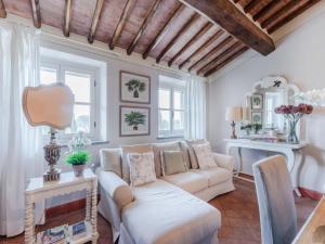 First-floor apartment with private garden
