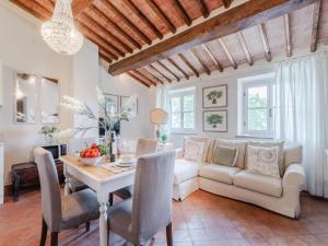 First-floor apartment with private garden