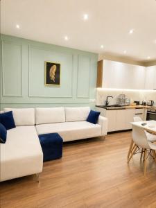 Central Apartment with Balcony