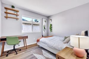 4 min from UCR, 3 bedrooms, 2 bath, newly renovated, academic loft