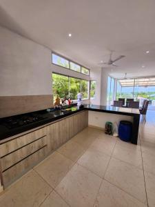 Casa turística con piscina privada y vista al mar