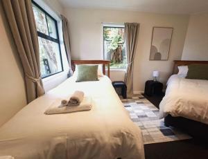 2-bedroom harbour view apartment with parking, 8 mins to Dunedin