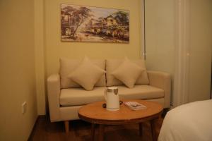 11 Old Quarter Charm & Silk