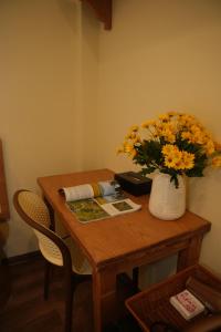 11 Old Quarter Charm & Silk