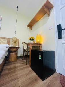 11 Old Quarter Charm & Silk