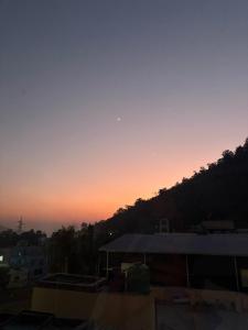 Retreat Stay AC 1BHK Walk to Ganga Upper Tapovan