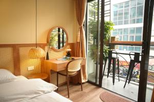 11 Old Quarter Charm & Silk viewstreet balcony