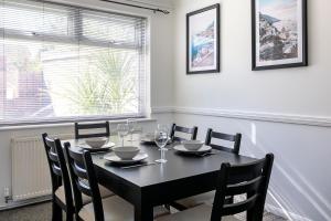 Bright 2BR House with Garden & EV Parking Sleeps 5