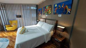 The Halfway Cafe-Dauin, Glamp1 - Cricket