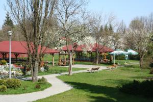 Hotel z Sanatorium Uzdrowiskowym Knieja Spa&Wellness