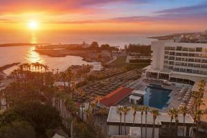 Cavo Maris Beach Hotel & Suites