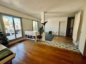 Rare ! 4BR Penthouse with terraces, up to 7p, near Champs-Elysées
