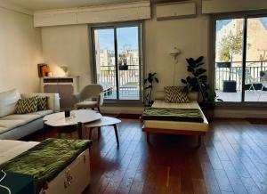 Rare ! 4BR Penthouse with terraces, up to 7p, near Champs-Elysées