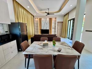 Keith PoolVilla Nathai