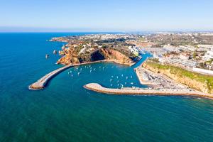 BnB Homes Villa Verde - pool, Marina view, BBQ, games room and garden