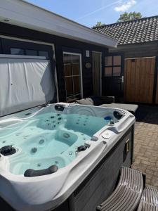 Beach House met badkamer, boxspring, airco & wellness