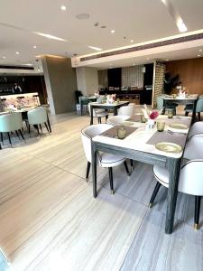 The Story Luxury Jacuzzi Apartment