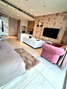 The Story Luxury Jacuzzi Apartment