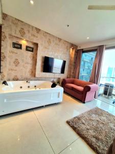 The Story Luxury Jacuzzi Apartment