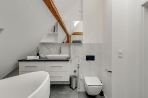 Skylight Loft - Przestronny Apartament z wanną i parkingiem by Lion Apartments Sopot