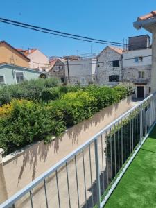 Cozy place near beach in the center Kastel Stari with terrase