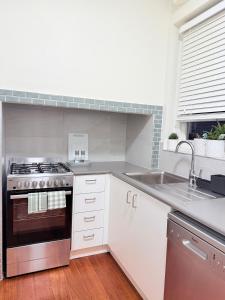 SAVREYA Stays - The Deco Residence - Art Deco Heritage Apartment in Balaclava