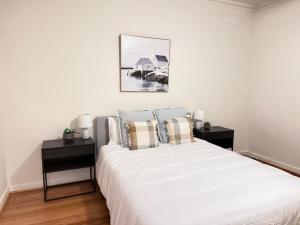 SAVREYA Stays - The Deco Residence - Art Deco Heritage Apartment in Balaclava