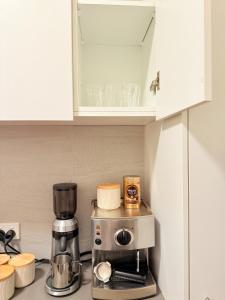 SAVREYA Stays - The Deco Residence - Art Deco Heritage Apartment in Balaclava