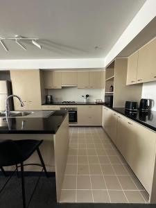 Port Melbourne Luxe Escape 2BR, 2BA, Pool, Balcony