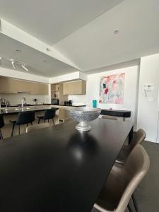 Port Melbourne Luxe Escape 2BR, 2BA, Pool, Balcony