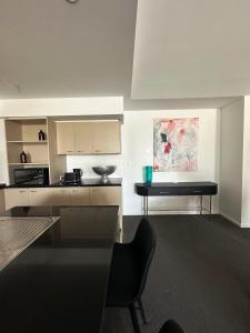 Port Melbourne Luxe Escape 2BR, 2BA, Pool, Balcony