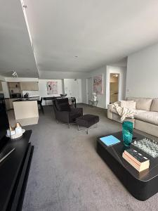 Port Melbourne Luxe Escape 2BR, 2BA, Pool, Balcony