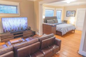Bright vintage Apt in the heart of Seattle