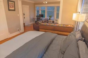 Bright vintage Apt in the heart of Seattle