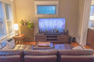 Bright vintage Apt in the heart of Seattle