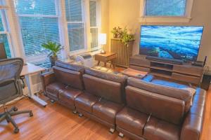 Bright vintage Apt in the heart of Seattle