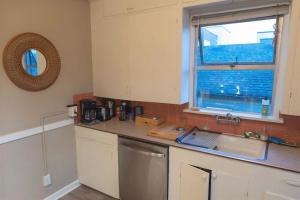 Bright vintage Apt in the heart of Seattle