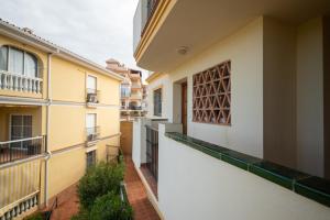 Sunny 2BR Apartment Near Faro Beach with Balcony