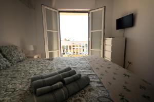 Sunny 2BR Apartment Near Faro Beach with Balcony