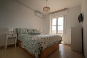 Sunny 2BR Apartment Near Faro Beach with Balcony