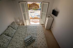 Sunny 2BR Apartment Near Faro Beach with Balcony