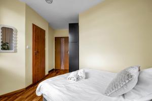 Spacious 2Br Apt with Balcony Parking