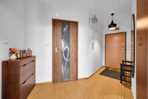 Spacious 2Br Apt with Balcony Parking