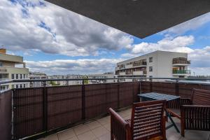 Spacious 2Br Apt with Balcony Parking
