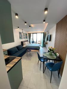 Deep Blue Horizon Studio By The Sea