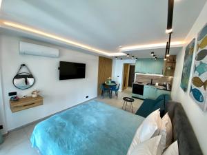 Deep Blue Horizon Studio By The Sea