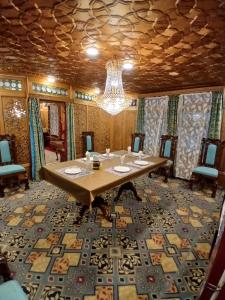 Mossess group of houseboats