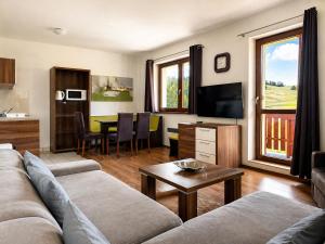 Kamzik Apartment with Mountain View & Garage DONOVALY