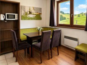 Kamzik Apartment with Mountain View & Garage DONOVALY