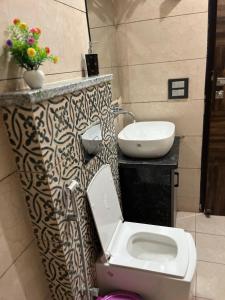 Modern Luxury 2BHK APT Laxman Jhulla Beach WaterFall Tapovan